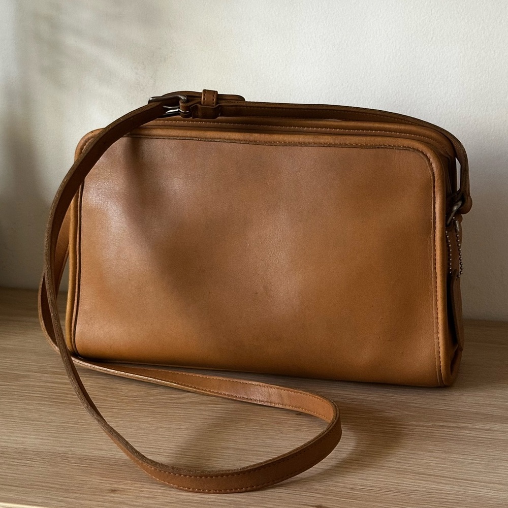 Vintage Coach Sutton Camel Leather Crossbody Shoulder
Zip Bag #9814 VTG RARE